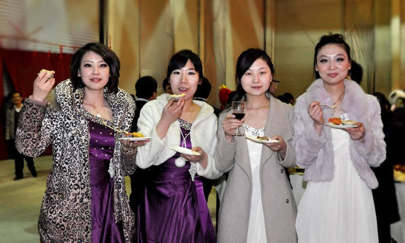 璀璨星夜:当珍馐佳酿遇见美女